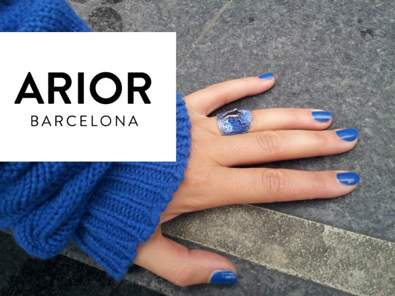 Arior, zilveren sieraden uit Barcelona. Handgemaakt waar gekleurd emaille op een speciale manier met het zilver wordt gefuseerd.
