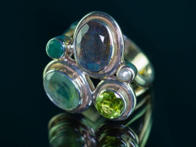 van den Bor -  Handgemaakt zilveren sieraden uit India met een passie voor echte edelstenen. Elke steen is uniek.